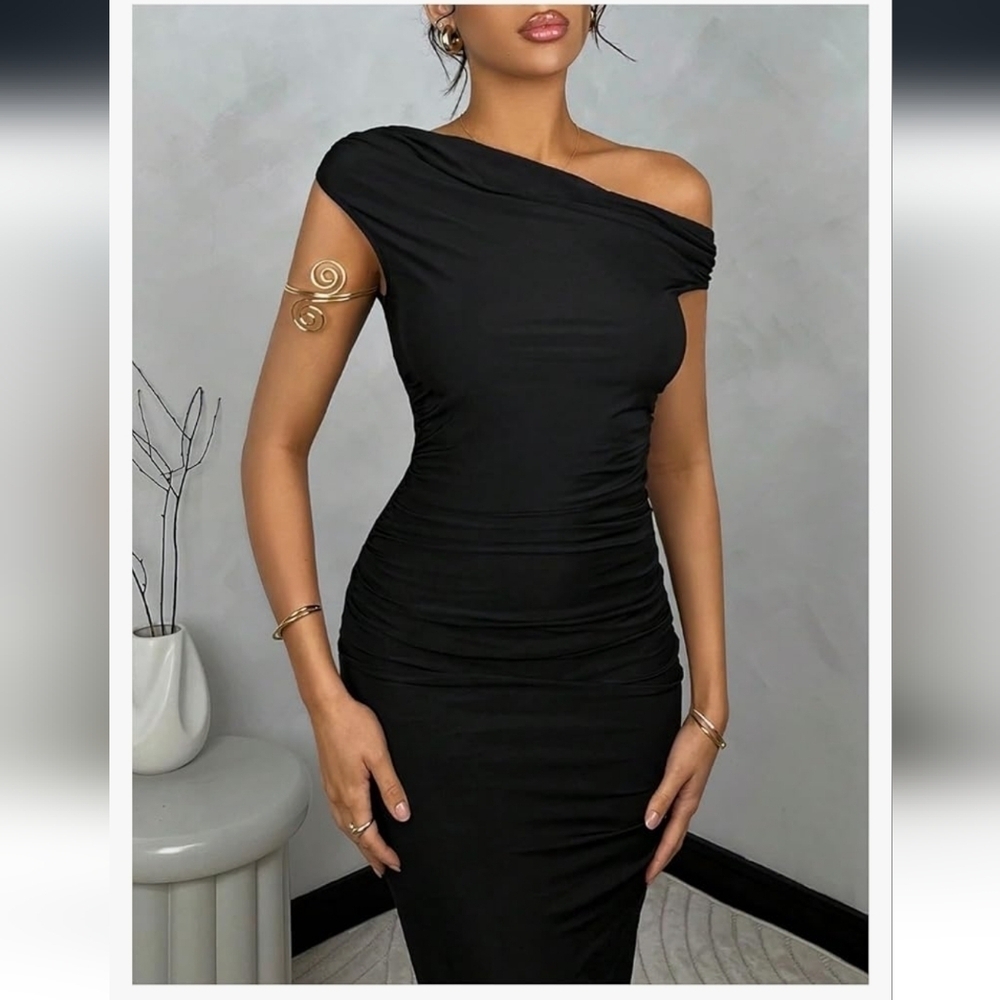 Elegant Black Off-Shoulder Dress - Picture 4 of 16